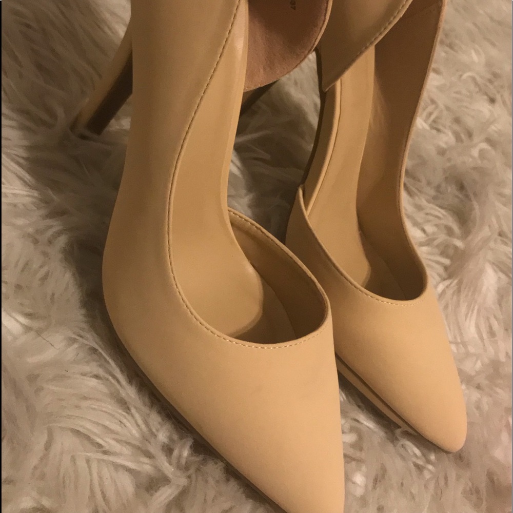 Gently Worn Nude Pumps